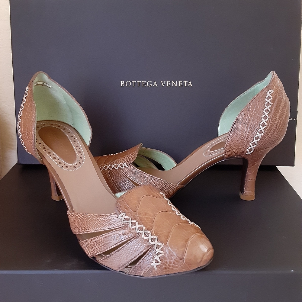 ‼️Bottega Veneta Croc Leather Shoe - Picture 1 of 6